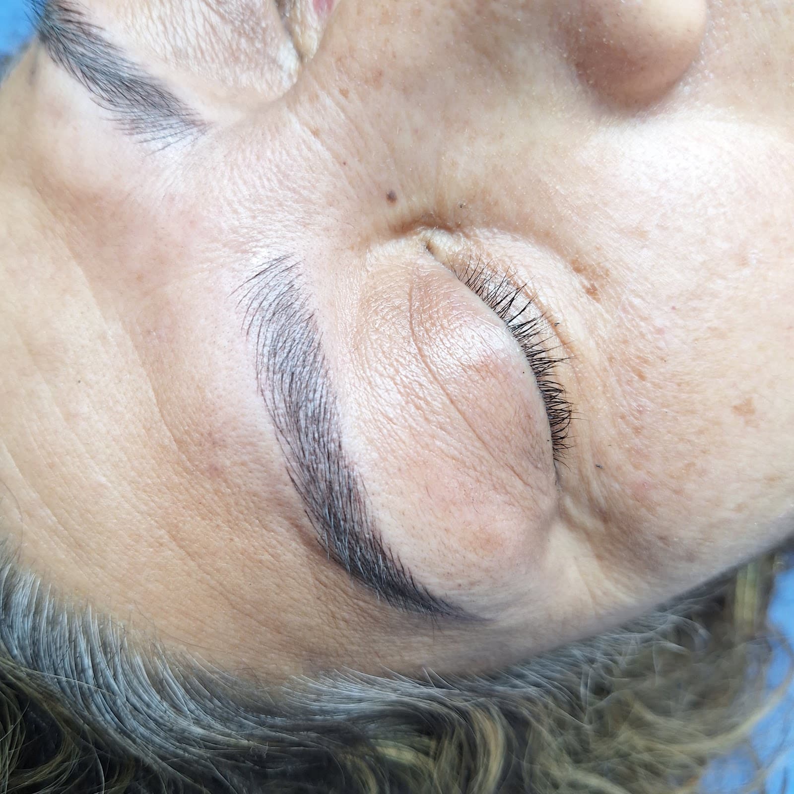 Antes y después de microblading de cejas